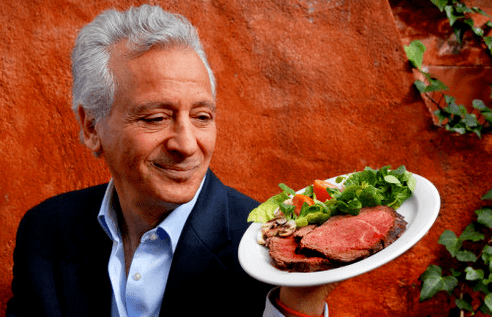 Pierre Dukan drží tanier s proteínovými produktmi